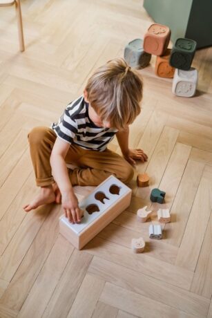 kids playing montessori 