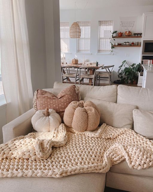 10 Minimalist Fall Decorating Ideas for a Calm & Cozy Home