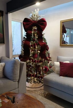 Burgundy Christmas Decor — A Touch of Warm Luxury for the Holidays