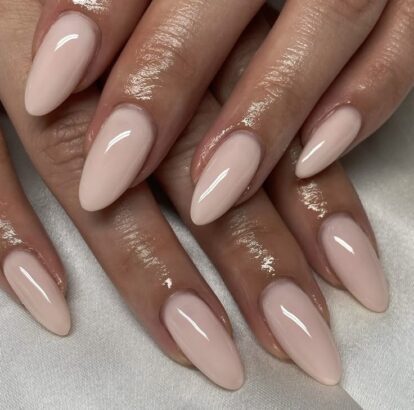 Winter Nails: Soft, Elegant Shades That Bring Calm Beauty to the Season